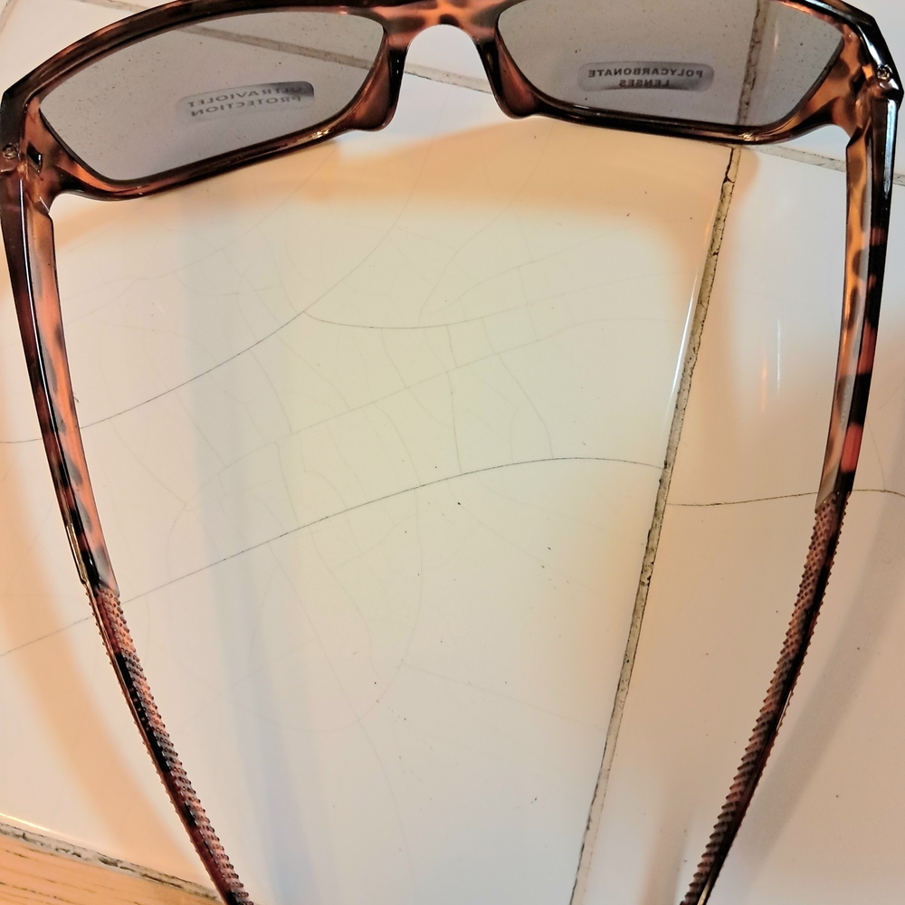 Tortoise Shell Sunglasses with Polycarbonate Lenses - Picture 4 of 6